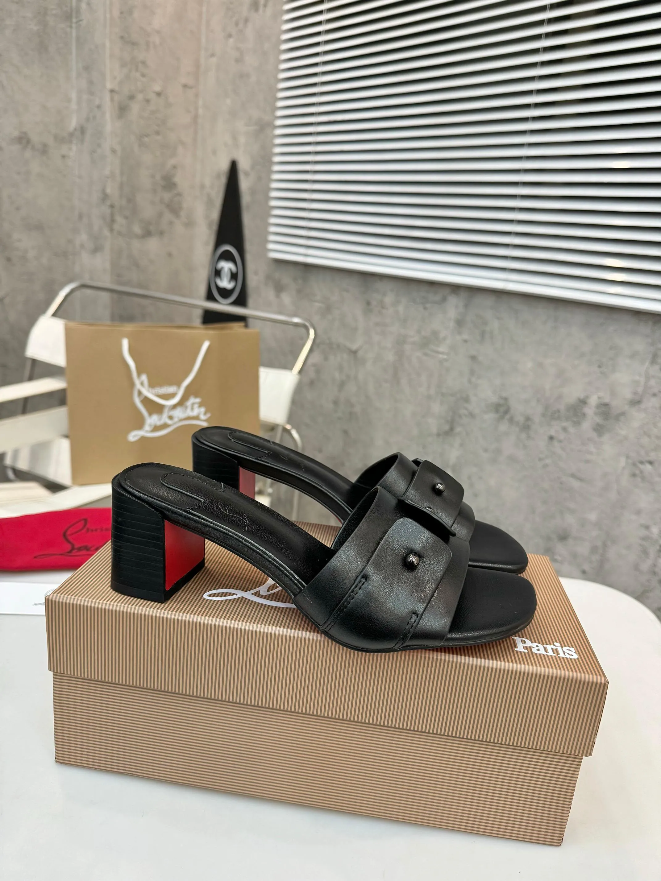 👟👟Ex-factory price 420👟👟 Genuine leather base +40 Top version Purchasing level ⚡③ colors to choose from. Christian Louboutin (CL) logo design is launched this year. The latest catwalk style of red-soled shoes 💥abbreviated as CL. This year's T-stage catwalk style of red-soled shoes👠 has a fresh and refreshing feel, and is perfect on the feet. 💃elegant and crystal clear. All accessories, materials and patterns are all customized at the original 1:1, zero distance from the original version. 1⃣ Upper: cowhide + unique logo 2⃣ Inner: sheepskin 3⃣Outsole: Original one-to-one molded genuine leather rubber non-slip two-color label outsole 4⃣🔺Original packaging 5⃣Number of yards: 35-42 (refundable or exchangeable if ordering 42)